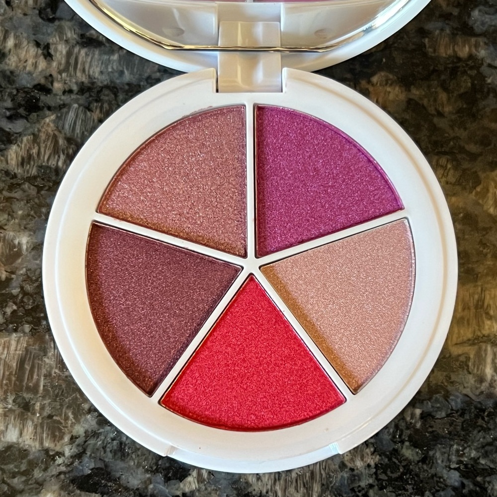 I Heart Revolution Cherry Pie Donut palette - Picture 2 of 2